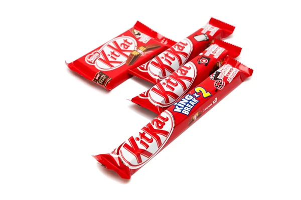 ОРЕНБУРГ, РОССИЯ - 8 ОКТЯБРЯ 2015: Kit Kat series For Those Who Like To Break candy bars made by Nestle. Изолированный на белом фоне — стоковое фото