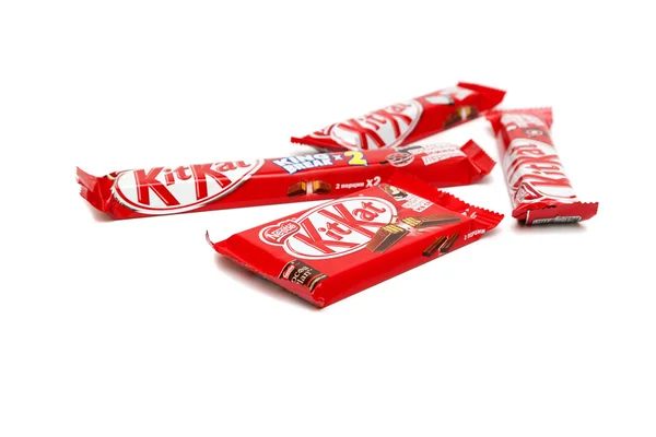 ОРЕНБУРГ, РОССИЯ - 8 ОКТЯБРЯ 2015: Kit Kat series For Those Who Like To Break candy bars made by Nestle. Изолированный на белом фоне — стоковое фото