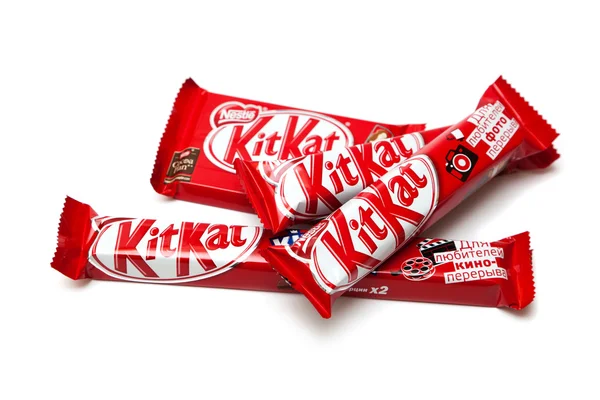 ORENBURG, RUSSIA - OTTOBRE 8,2015: Kit serie Kat per chi ama rompere le barrette di cioccolato fatte da Nestle. Isolato su sfondo bianco — Foto Stock