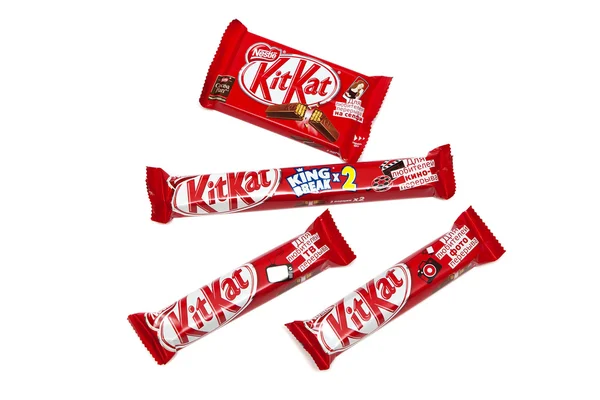 Orenburg, russland - 8. oktober 2015: kit kat serie für diejenigen, die schokoladentafeln von nestle brechen möchten. isoliert auf weißem Hintergrund — Stockfoto