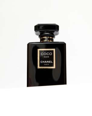 Orenburg, Rusya Federasyonu - Ekim 11,2015: Coco Chanel Noir (siyah) parfüm şişesi. Paris. Fransa