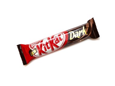 Orenburg, Rusya Federasyonu - Ekim 11,2015: Nestle tarafından yapılan yeni Kit Kat Dark çikolata çikolata. Beyaz arka plan üzerinde izole