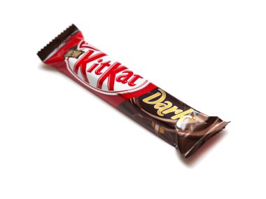 Orenburg, Rusya Federasyonu - Ekim 11,2015: Nestle tarafından yapılan yeni Kit Kat Dark çikolata çikolata. Beyaz arka plan üzerinde izole