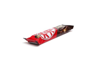 Orenburg, Rusya Federasyonu - Ekim 11,2015: Nestle tarafından yapılan yeni Kit Kat Dark çikolata çikolata. Beyaz arka plan üzerinde izole