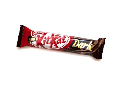 Orenburg, Rusya Federasyonu - Ekim 11,2015: Nestle tarafından yapılan yeni Kit Kat Dark çikolata çikolata. Beyaz arka plan üzerinde izole