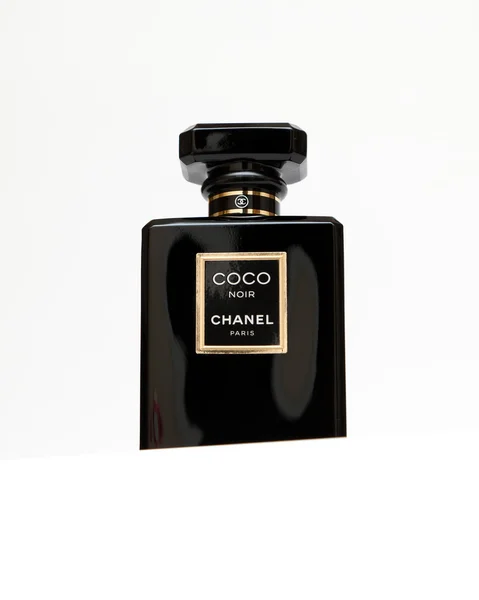 Orenburg, Federacja Rosyjska - października 11,2015: flakon perfum Coco Chanel Noir (czarny). Paryż. Francja — Zdjęcie stockowe