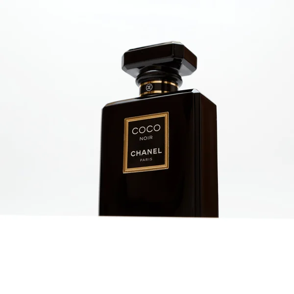 ORENBURG, RUSIA - 11 DE OCTUBRE DE 2015: Coco Chanel Noir (Negro) Frasco de perfume. París. Francia —  Fotos de Stock