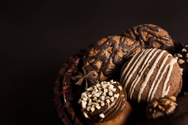 Siyah arkaplanda bisküvi