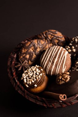 Siyah arkaplanda bisküvi