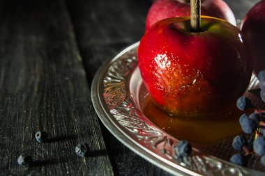 Gümüş tepside kırmızı elma ve üzüm