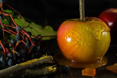 Karamelli jöleli taze elma ve üzüm.