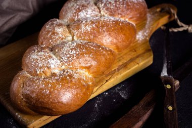 Kesme tahtasındaki ekmek. Sıcak yemek.