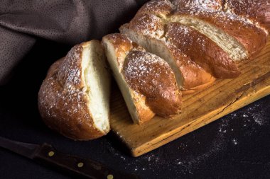 Karanlık bir arka planda ekmek kesmek.