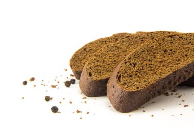 Siyah üzerine beyaz izole biber dilimlenmiş ekmek