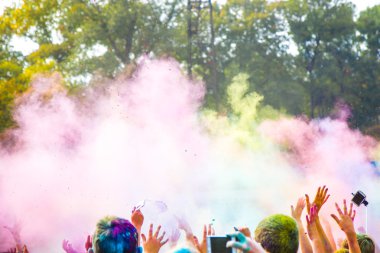 renkli holi festival süresince dans kutlama