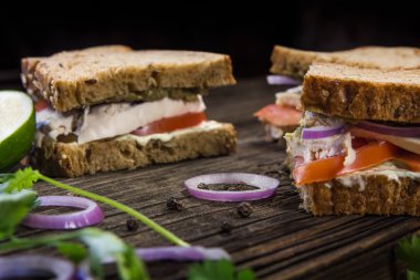 Sandviç tavuk, sebze ve sos ile