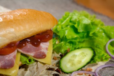 Et, sebze ve Barbekü sos ile uzun sandviç