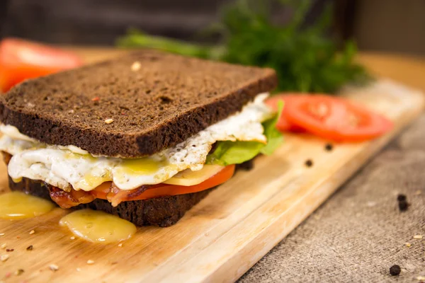 Pastırma ve kahverengi ekmek ile sandviç — Stok fotoğraf