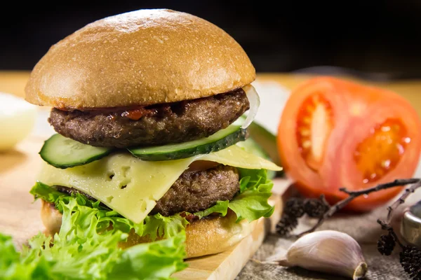 Hamburguesa de carne con queso y verduras — Foto de Stock