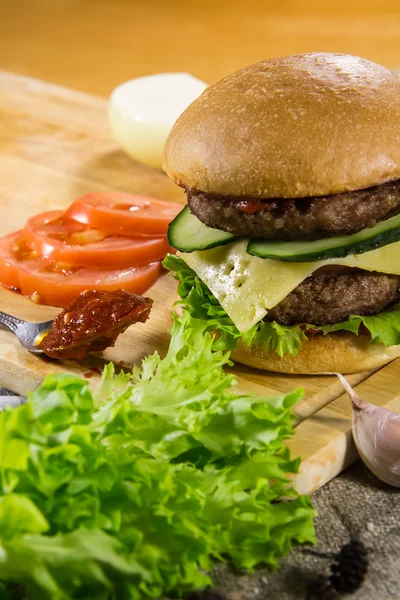 Hamburguesa de carne con queso y verduras — Foto de Stock