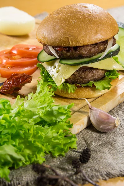 Hamburguesa de carne con queso y verduras — Foto de Stock