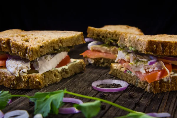 Sandwiches con pollo, salsa y verduras — Foto de Stock