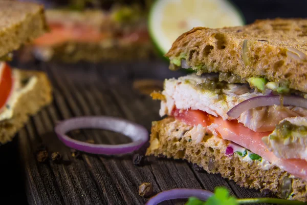 Sandwiches con pollo, salsa y verduras — Foto de Stock