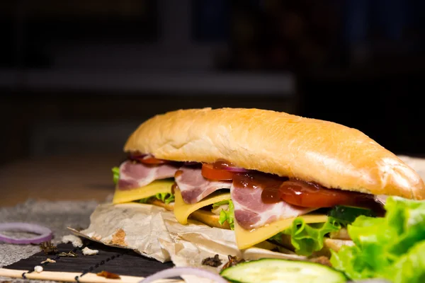 Sandwich largo con carne, verduras y salsa barbacoa — Foto de Stock