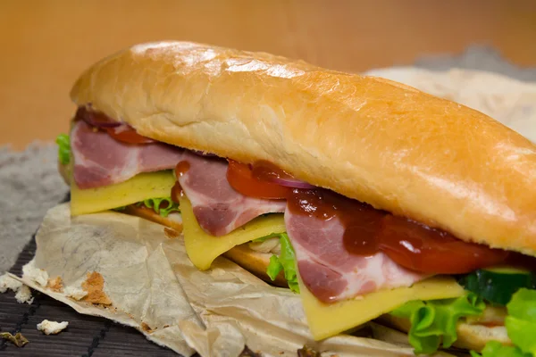 Sandwich largo con carne, verduras y salsa barbacoa Imagen De Stock