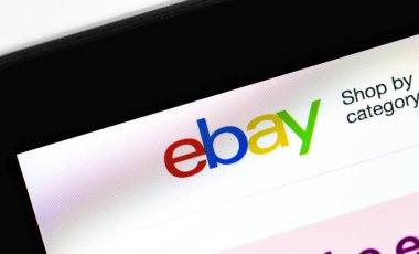 Bilgisayarda Ebay logosu ana sayfası, yakın plan. eBay en büyük online açık artırma ve alışveriş sitelerinden biridir. Moskova, Rusya - 23 Mart 2020