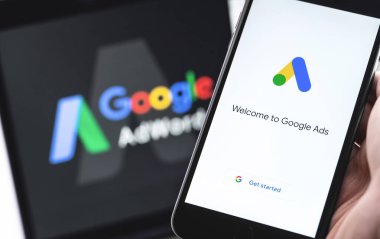 Ekran akıllı telefonunda Google Ads (Adwords) logosu. Google Ads, temelde Google 'dan gelen bir arama reklamları servisidir. Moskova, Rusya - 23 Mart 2020