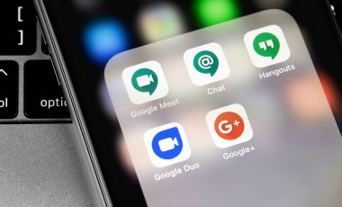 Google İkili, Meet, Chat, Hangouts ve Google Plus uygulamaları ekranda dizüstü bilgisayarla kapatılmış. Google dünyadaki en büyük internet arama motorudur. Moskova, Rusya - 25 Mart 202