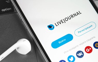 Ekranda kulaklıklı akıllı telefondaki LiveJournal mobil uygulaması. LiveJournal - çevrimiçi günlükler için bir blog platformu. Moskova, Rusya - 23 Mart 202