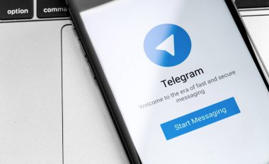 Telgraf logosu ekranda, akıllı telefon ve laptop kapanış, makro. Telgraf - platformlar arası kurye. Moskova, Rusya - 20 Nisan 2020
