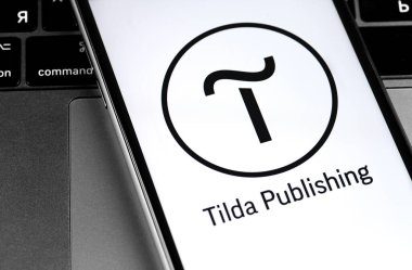 Ekran akıllı telefonunda Tilda Yayıncılık logosu var. Tilda Yayıncılık - Blok Web Sitesi Yapıcısı. Moskova, Rusya - 24 Mart 2020