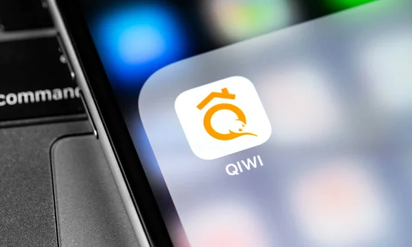 Приложение Иконкой Qiwi Экране Смартфона Ноутбука Крупным Планом Qiwi Group — стоковое фото