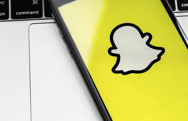 Snapchat Logotipo Tela Smartphone Notebook Close Snapchat Aplicativo Mensagens Móveis — Fotografia de Stock