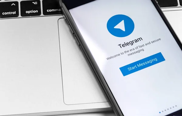 Логотип Telegram Экране Смартфона Ноутбука Крупным Планом Телеграмма Кроссплатформенный Мессенджер — стоковое фото