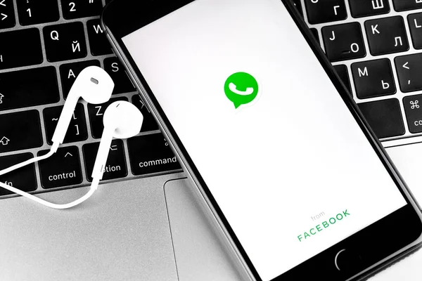 App Whatsapp Sullo Schermo Smartphone Auricolari Primo Piano Whatsapp Popolare — Foto Stock