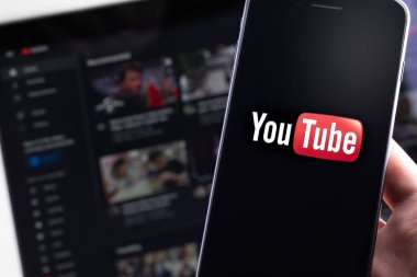 Ekran akıllı telefonunda YouTube logosu ve dizüstü bilgisayarında web sayfası. YouTube herkesin izleyebileceği ücretsiz bir video paylaşım uygulamasıdır. Moskova, Rusya - 20 Nisan 2020