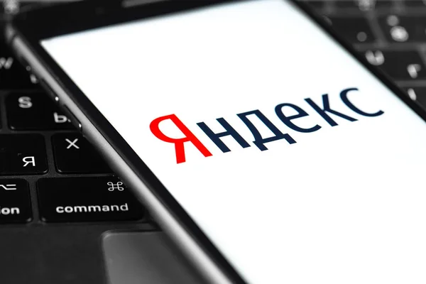 Yandex-Logo auf dem Bildschirm Smartphone mit Notebook Nahaufnahme. Yandex ist ein multinationales russisches Unternehmen. Moskau, Russland - 20. März 2020 — Stockbild Yandex Logo Auf Dem Bildschirm Smartphone Mit Notebook Nahaufnahme Yandex — Stockfoto