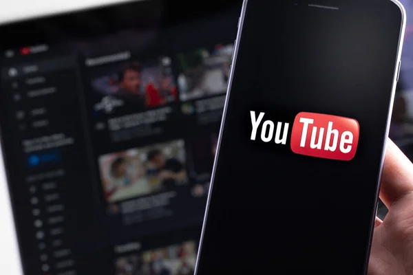 Logo Youtube Ekranie Smartfona Strona Główna Laptopie Wyświetlacza Youtube Darmowa — Zdjęcie stockowe