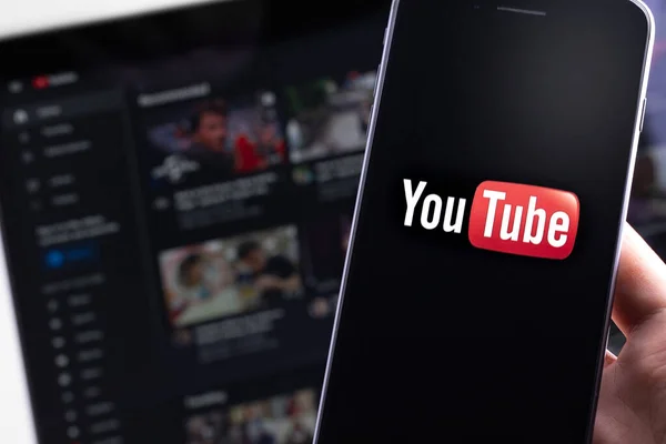 Youtube Logó Képernyőn Okostelefon Honlap Kijelző Laptopon Youtube Egy Ingyenes — Stock Fotó