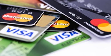 MasterCard, Visa kartları kapalı. Visa and MasterCard, Amerika Birleşik Devletleri 'nin çok uluslu finansal hizmet şirketidir. Moskova, Rusya - 12 Temmuz 2020