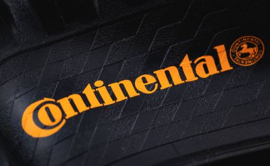 Lastiğin üzerindeki Continental logosunu kapat, makro. Continental, Alman lastik ve otomobil üreticisi. Moskova, Rusya - 10 Temmuz 2020
