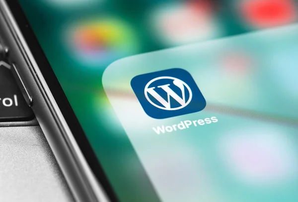 屏幕上的Wordpress应用程序Iphone关闭 Wordpress 开源网站内容管理系统 俄罗斯莫斯科 202年6月24日 — 图库照片