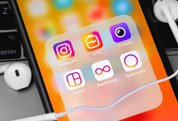 Serviços Instagram Igtv Aplicativos Threads Smartphone Tela Com Earpods Instagram — Fotografia de Stock