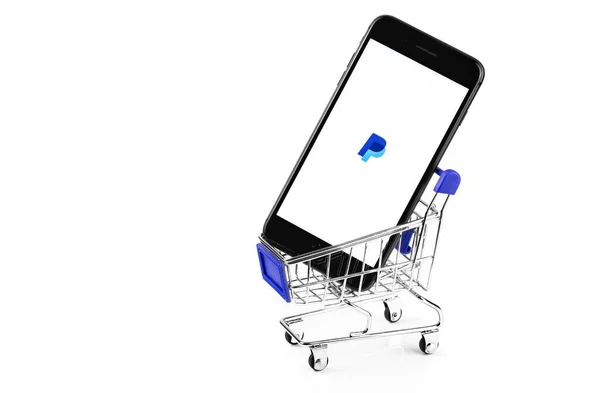 Carrito Compras Con Aplicación Paypal Teléfono Inteligente Pantalla Paypal Servicio — Foto de Stock