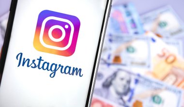 Ekran akıllı telefonunda para geçmişi olan Instagram logosu. Instagram akıllı telefonlar için fotoğraf paylaşım uygulamasıdır. - Evet. Moskova, Rusya - 24 Temmuz 2020