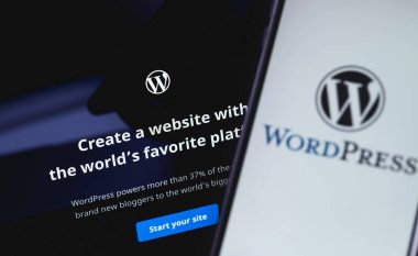 WordPress web sayfası ekran defteri ve akıllı telefon kapanışı. WordPress - açık kaynak içerik yönetim sistemi. Moskova, Rusya - 24 Haziran 2020